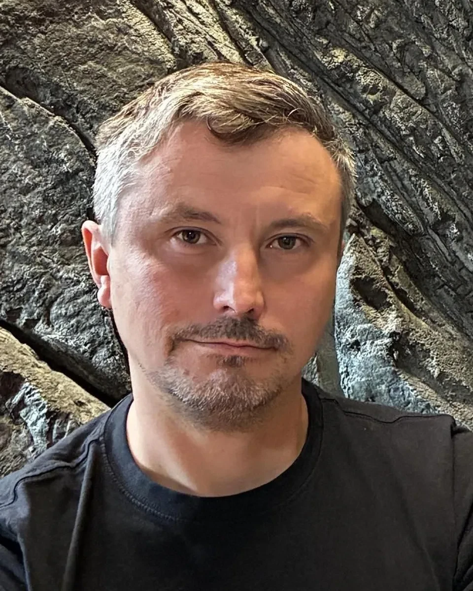Tomáš Petr před modelovanou skalní stěnou