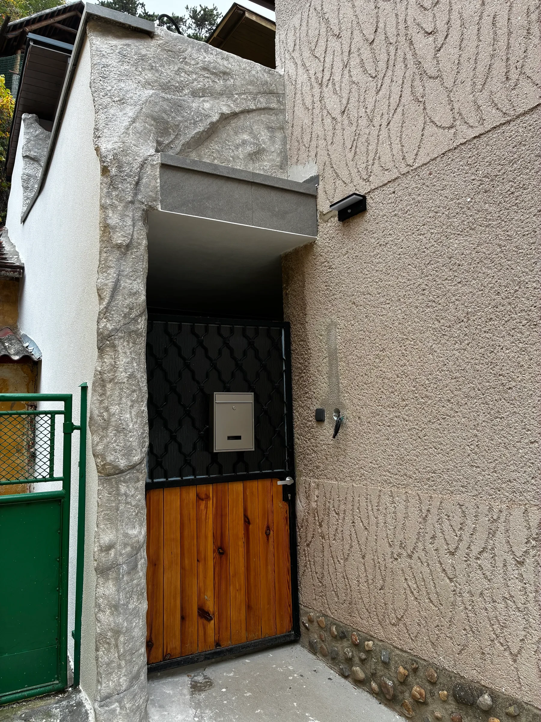 Skalní portál kolem branky: sloup vlevo a&nbsp;překlad nad vchodem