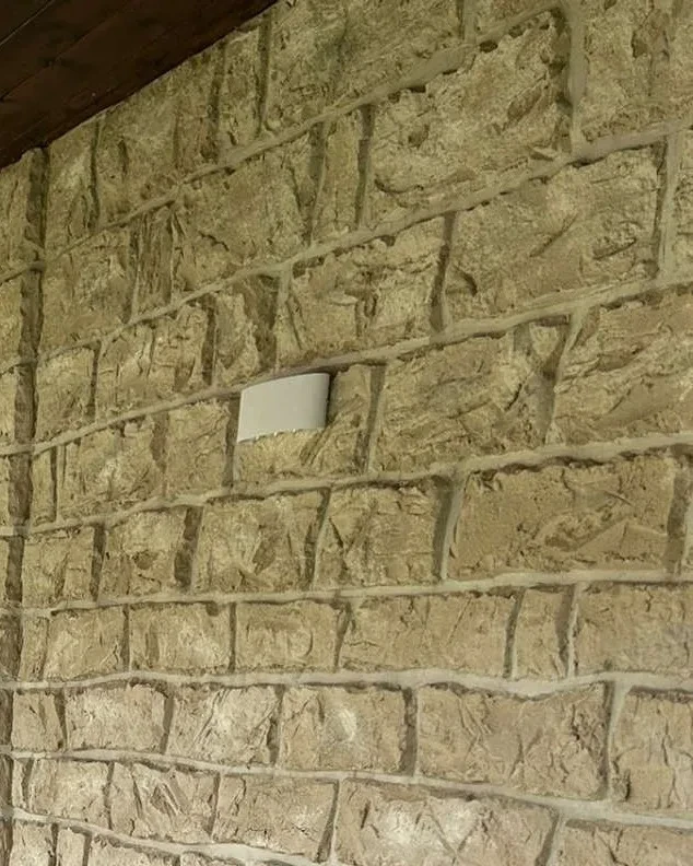 Řádky ručně modelovaného kamene na zdi verandy zblízka